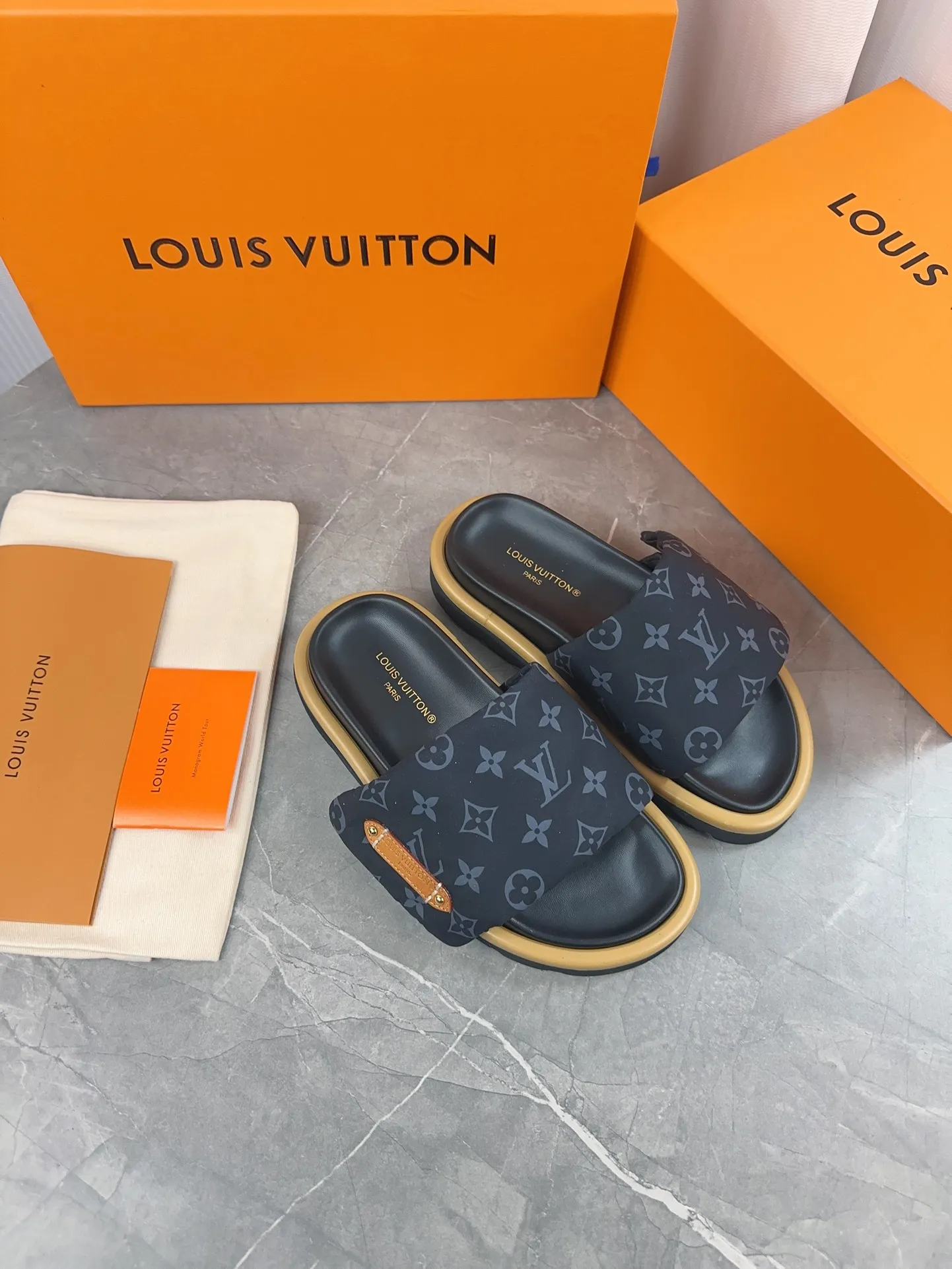 👟👟Ex-factory price 360👟👟 Women's Shoes Women's Clothing LV Donkey Brand L Home 2023 Hot Style Embossed Logo Embossed Sandals This Pool Pillow Comfort flat sandals are made of technical fabrics and use high-frequency embossing technology to reinterpret the Monogram pattern. Soft padded upper with adjustable Velcro, comfortable and tough insole adds harmonious color ▪️Fabric: Original customized technical fabric ▪️Lining: soft sheepskin lining ▪️Sole: Original open-molded rubber foam outsole Color: sky blue. Yellow. Black ▪️Size: 35-45